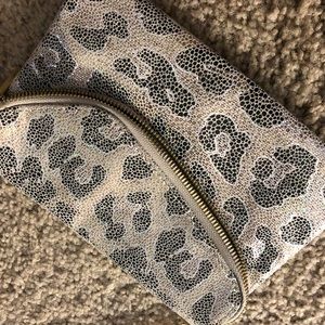 Chic crossbody! 🎀👛